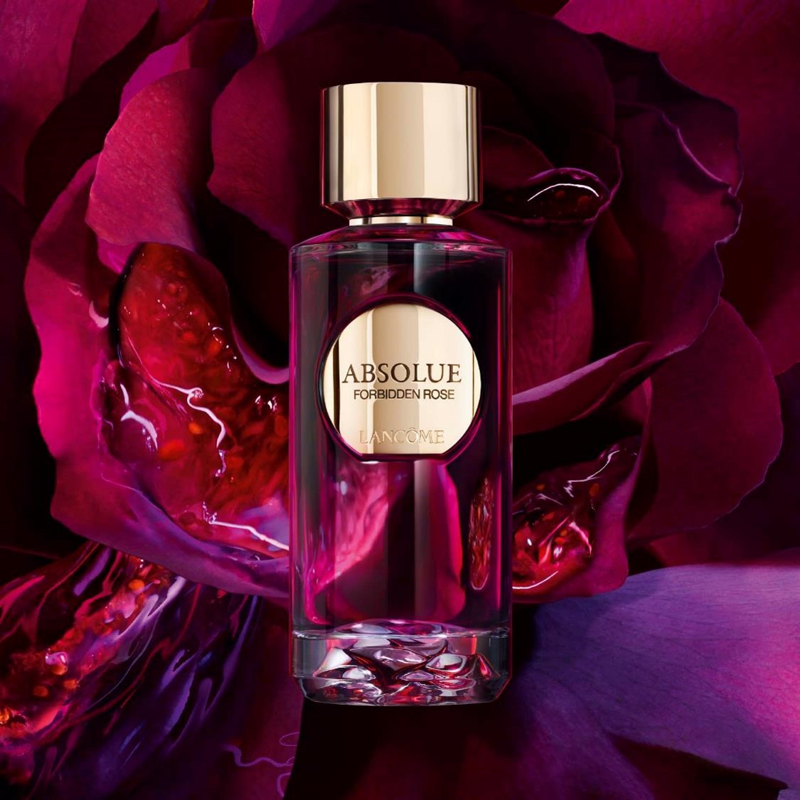 Flacon de parfum 'Absolue Storm & Roses' de Lancôme, sur fond de rose, avec des éclairs évoquant la tempête.